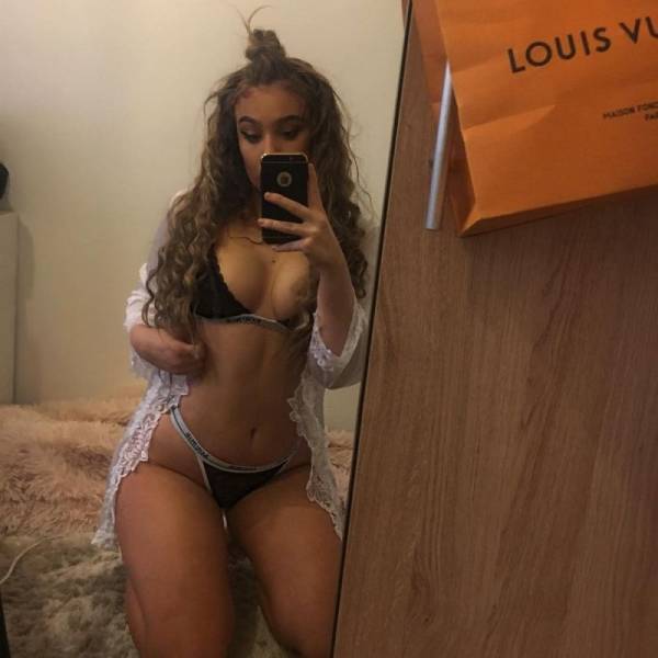 Sexy Selfies Are Women’s Gifts to Men