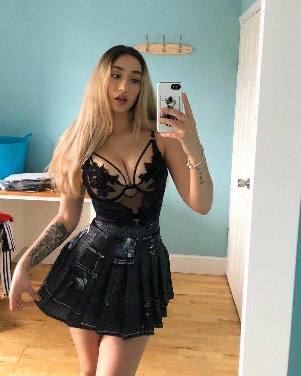 Sexy Selfies Are Women’s Gifts to Men