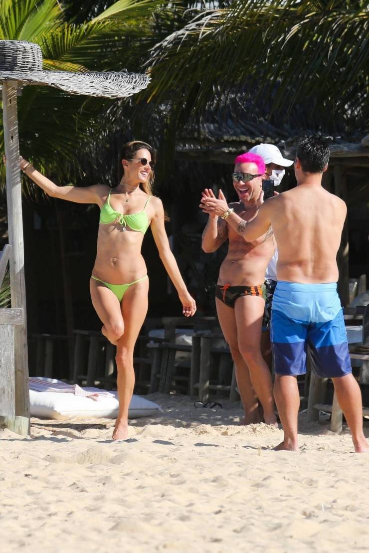 Alessandra Ambrosio’s Beach Weekend