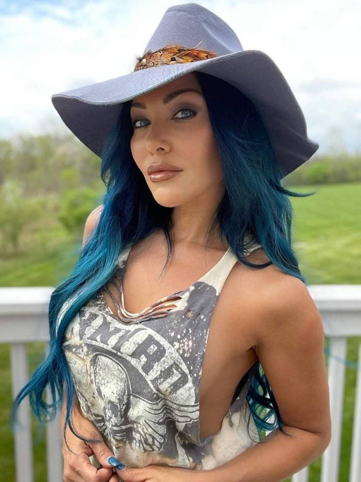 Side Boobs For Everyone!