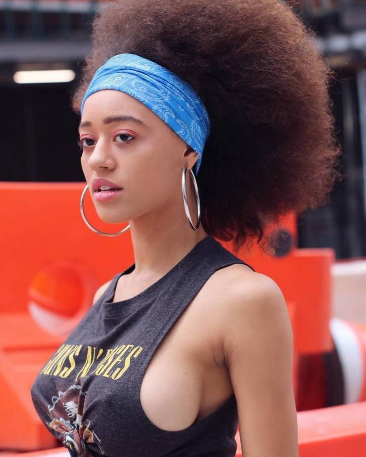 These Sideboobs Are So Seductive!