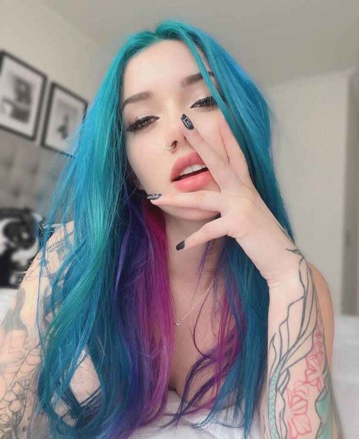 Sexy Girls With Neon Hair!