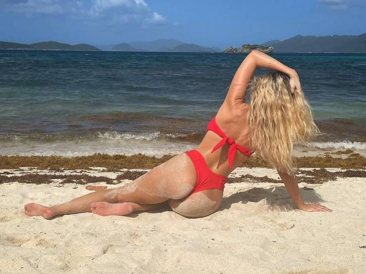 Look At These Awesome Bikini Girls!