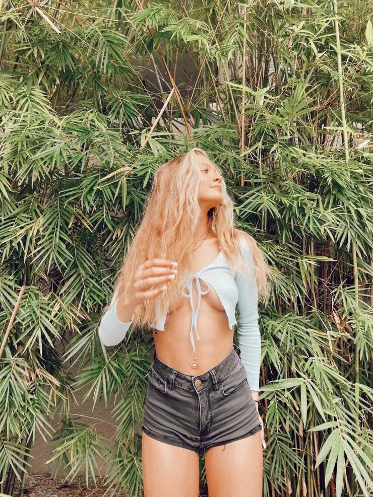 These Are Some Seductive Underboobs!