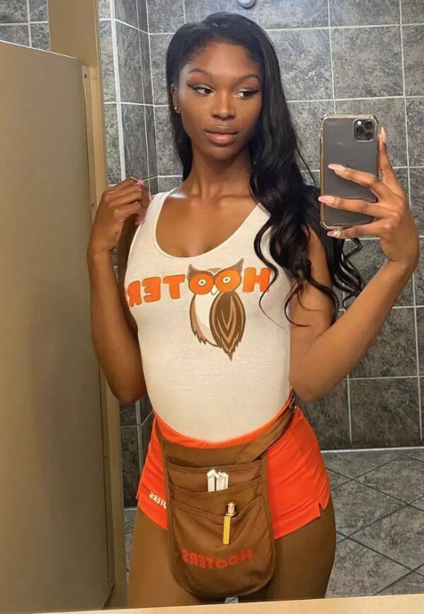 Some “Hooters” Hotness For Ya!