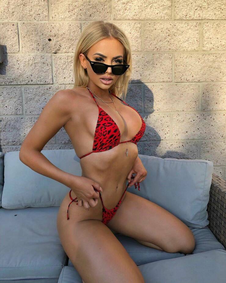 Side Boobs For Everyone!