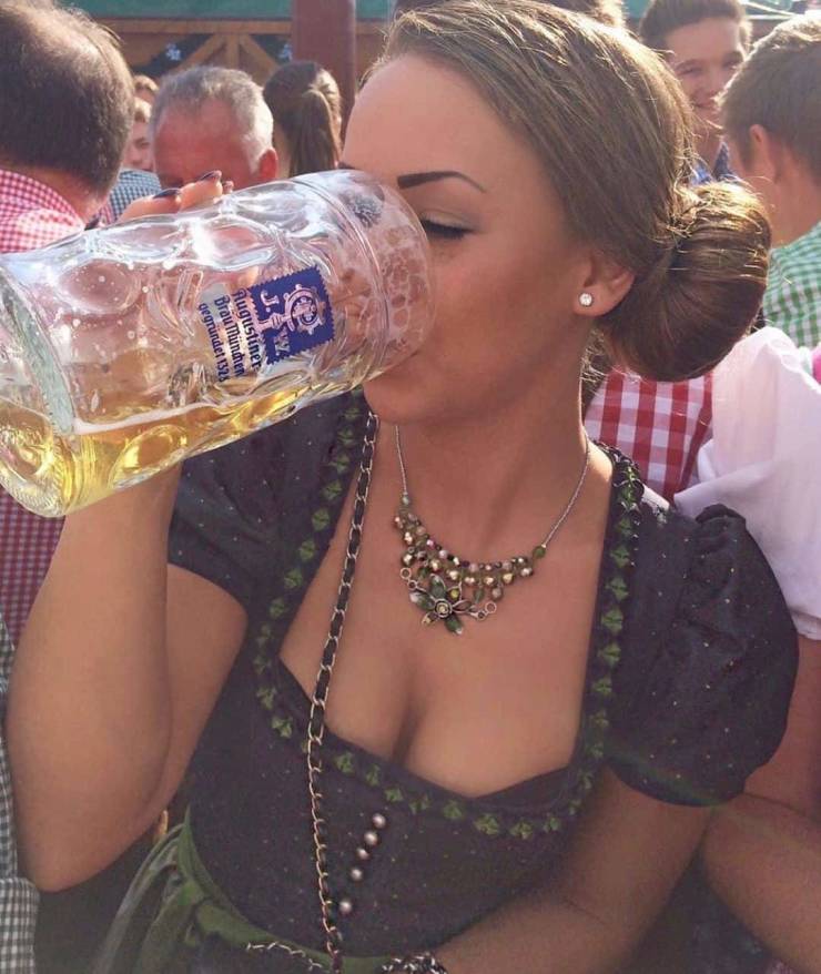Sexy Oktoberfest Girls!