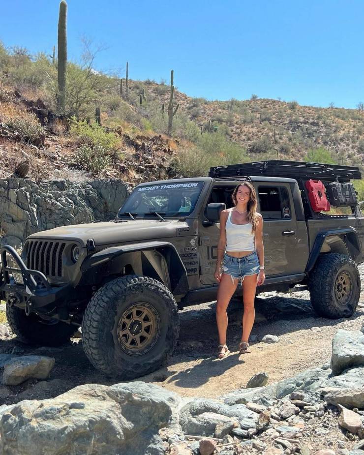 cute girls and brutal jeeps 27 pics 3 gifs 13.html - 27 HD GIF | Premium Gallery 2023