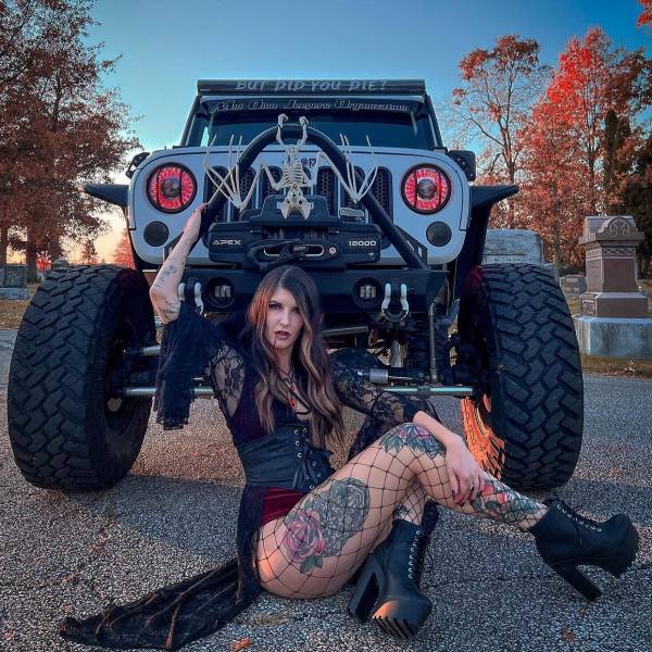 Cute Girls And Brutal Jeeps