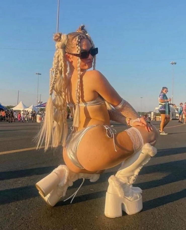 Sexy Girls At Music Festivals