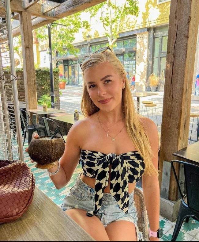 Blondes Coming In Hot!