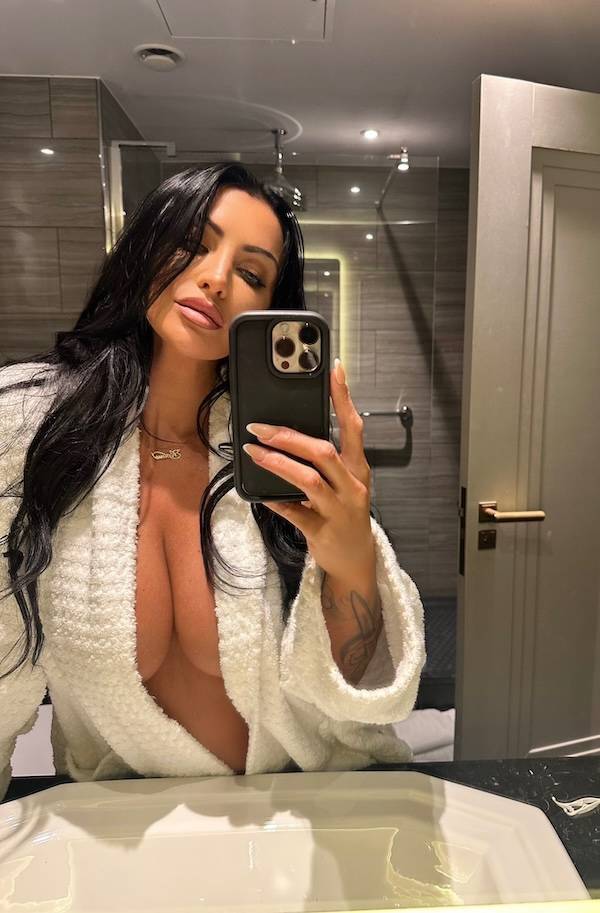 Time For A Sexy Selfie!