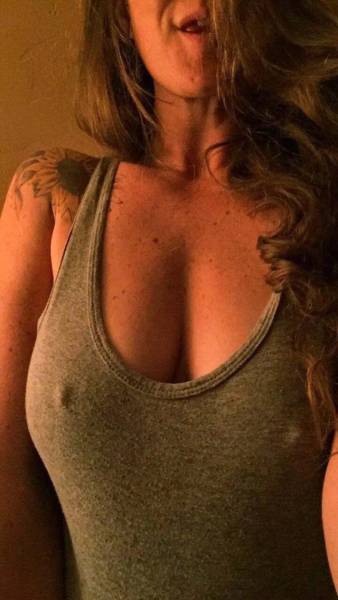Braless Girls Let Their Boobs Hang Free