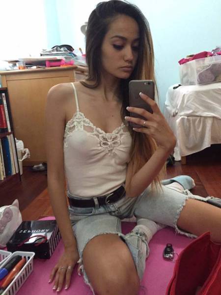 Braless Girls Let Their Boobs Hang Free