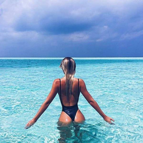 Shiny Wet Curves Of These Girls Are Stunning