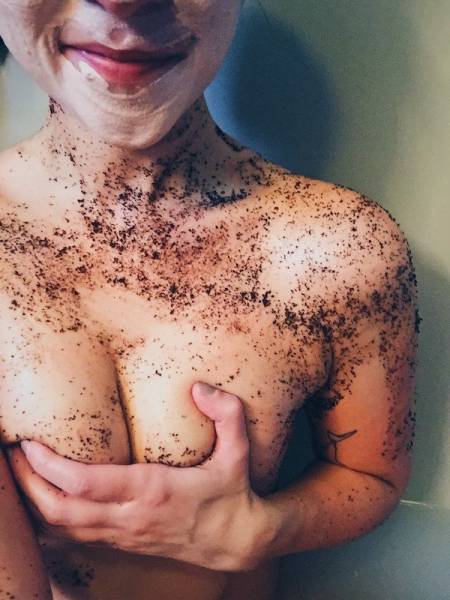 Braless Girls Let Their Boobs Hang Free