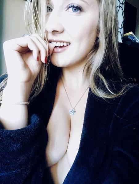 Braless Girls Let Their Boobs Hang Free