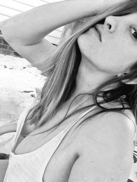 Braless Girls Let Their Boobs Hang Free