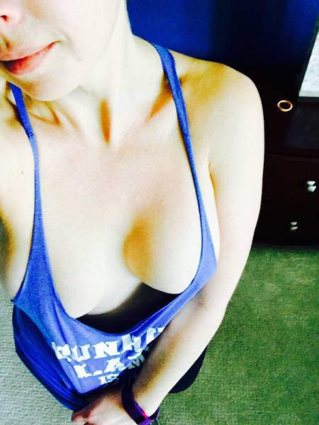 Braless Girls Let Their Boobs Hang Free