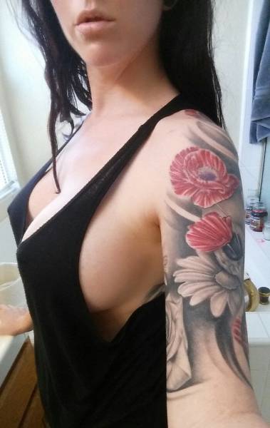 Braless Girls Let Their Boobs Hang Free