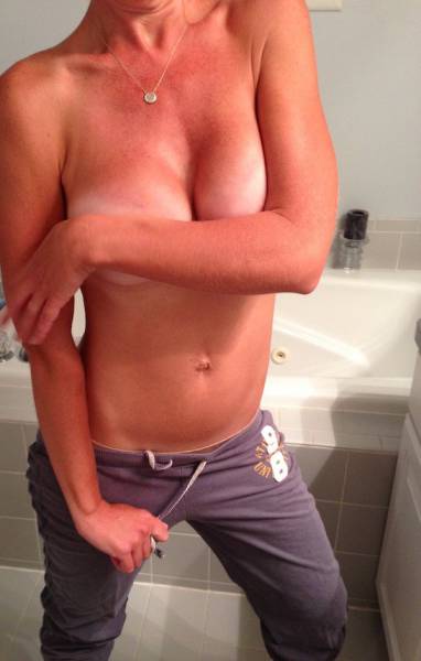 Braless Girls Let Their Boobs Hang Free