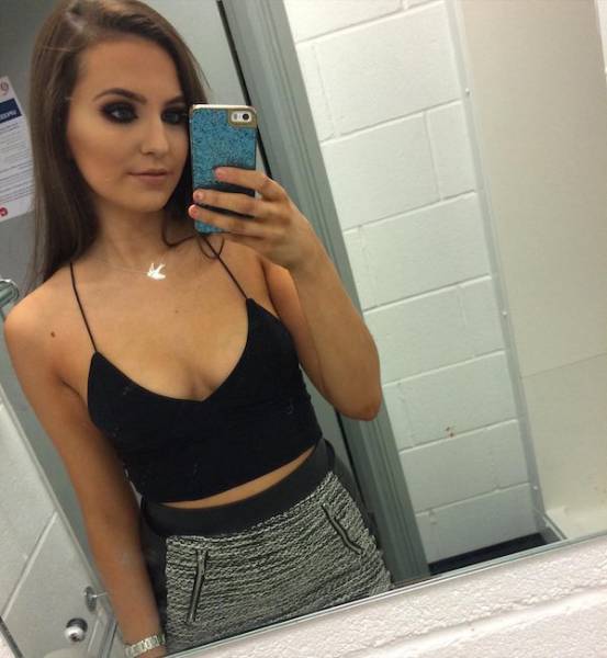 Braless Girls Let Their Boobs Hang Free