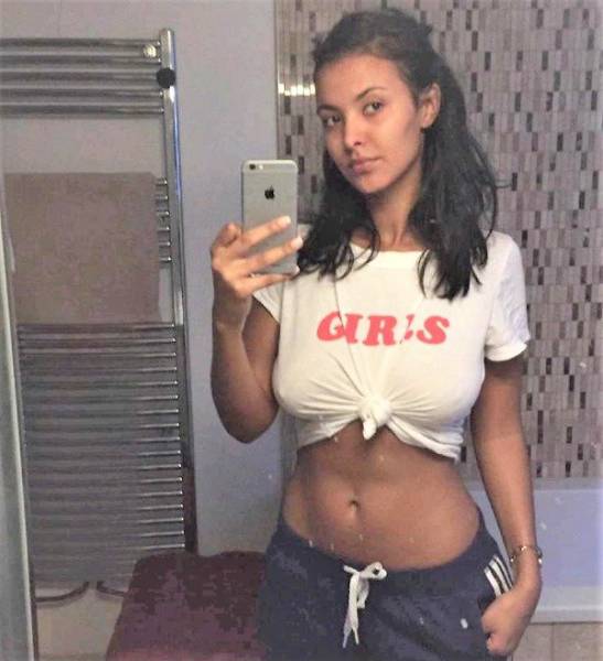 Braless Girls Let Their Boobs Hang Free