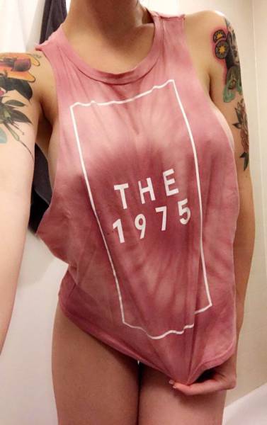 Braless Girls Let Their Boobs Hang Free