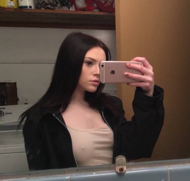 Braless Girls Let Their Boobs Hang Free