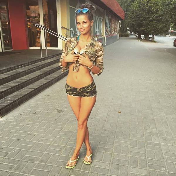 Beautiful And Sexy Girls Spotted In The Street