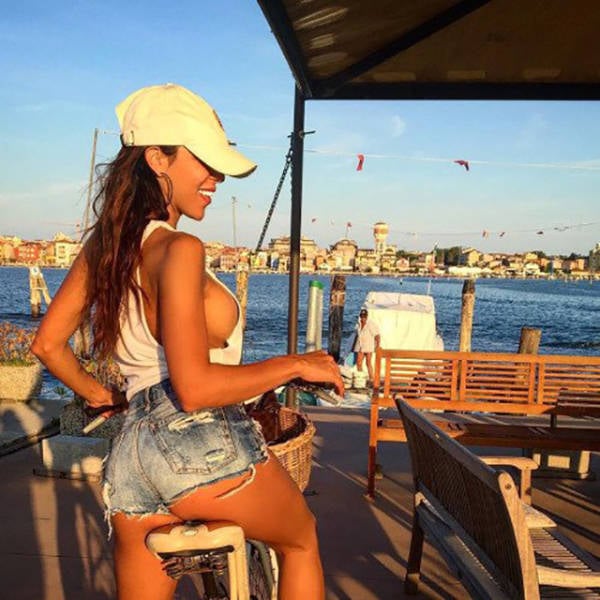 Boys Go Wild for Sideboobs