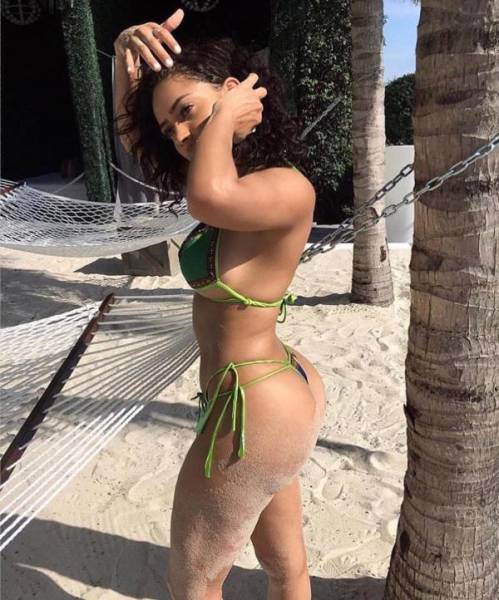 These Sexy Sandy Girls Make Summer So Much Better