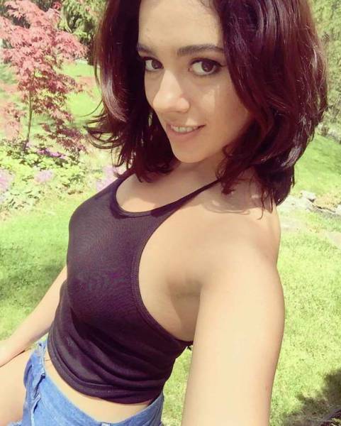 Braless Girls Let Their Boobs Hang Free