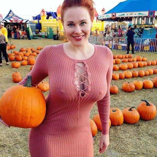 Braless Girls Let Their Boobs Hang Free