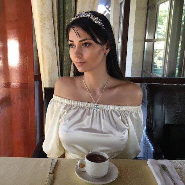 Braless Girls Let Their Boobs Hang Free