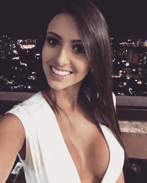 Braless Girls Let Their Boobs Hang Free