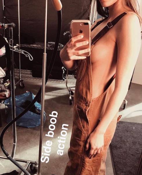 Braless Girls Let Their Boobs Hang Free