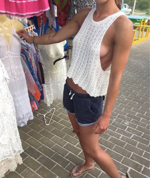 Braless Girls Let Their Boobs Hang Free