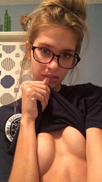 Braless Girls Let Their Boobs Hang Free