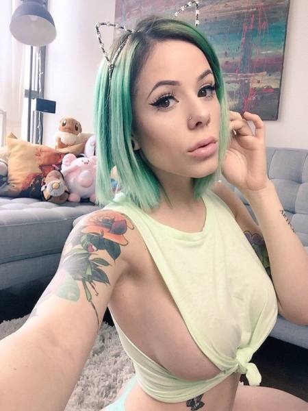 Braless Girls Let Their Boobs Hang Free