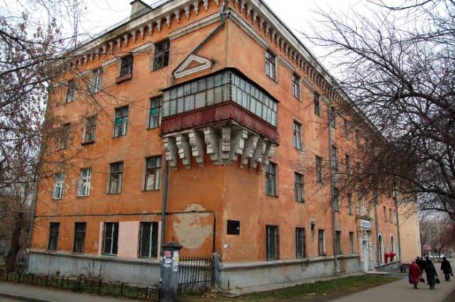 If You Visit Russia, Check The Balconies First