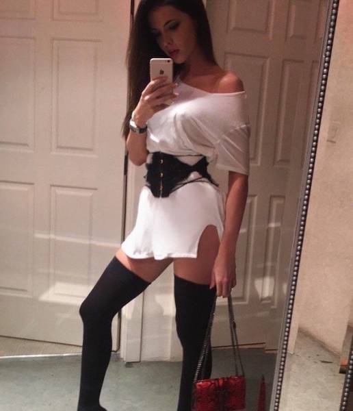 Braless Girls Let Their Boobs Hang Free