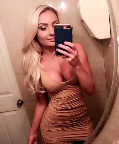 Braless Girls Let Their Boobs Hang Free