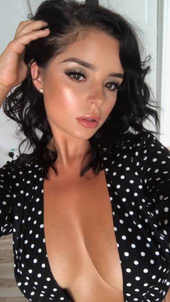 Braless Girls Let Their Boobs Hang Free