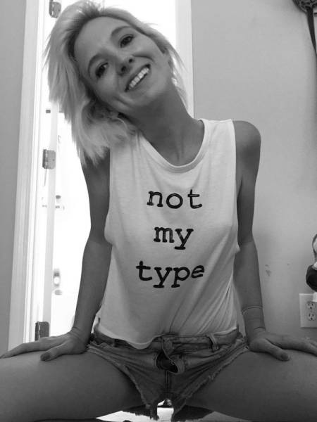 Braless Girls Let Their Boobs Hang Free