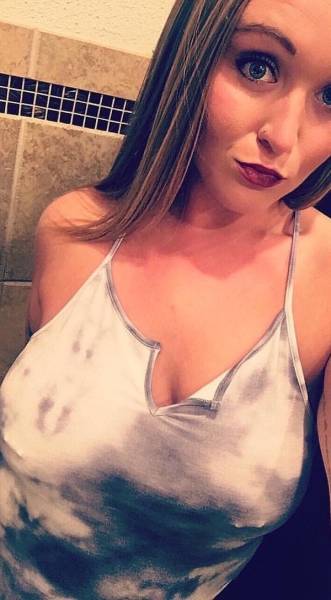 Braless Girls Let Their Boobs Hang Free