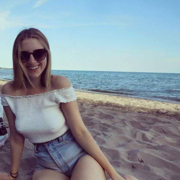 Braless Girls Let Their Boobs Hang Free