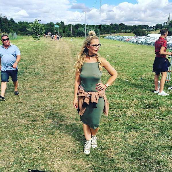 Braless Girls Let Their Boobs Hang Free