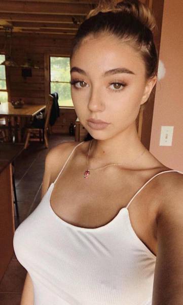 Braless Girls Let Their Boobs Hang Free