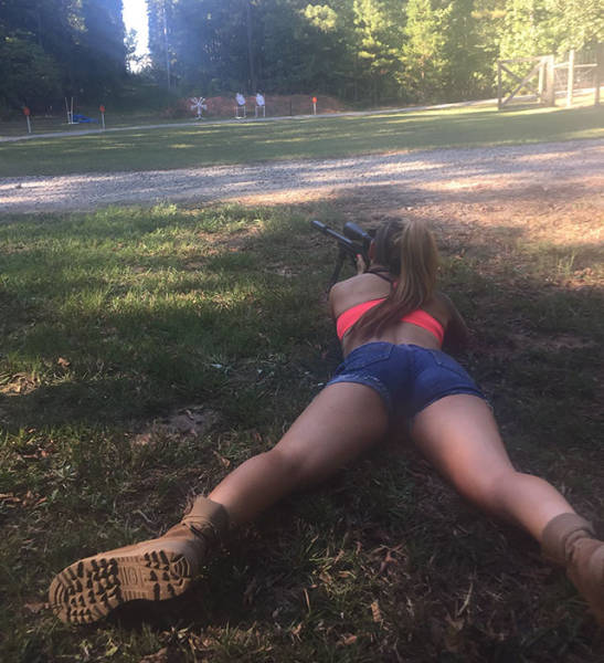 Awesome Girls Holding Big Guns – What Could Be Better?